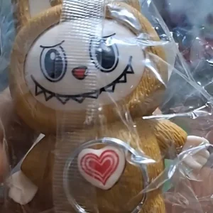 ميدالية لابوبو Labubu تعمل بزرار وتغير الوجه