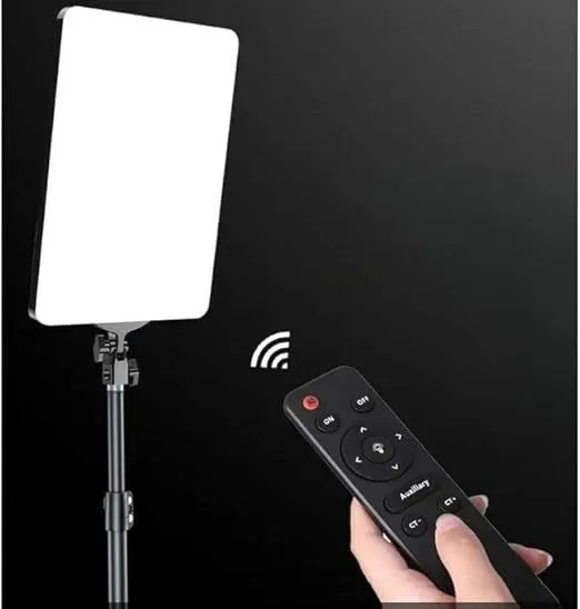 مصباح Plokama LIVE-P19 هو مصباح LED احترافي مخصص لتحسين جودة الإضاءة في التصوير الفوتوغرافي والفيديو والبث المباشر